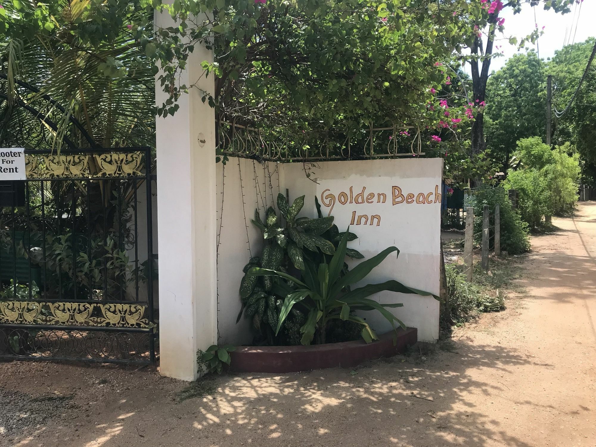 Golden Beach Inn Тринкомалі Екстер'єр фото